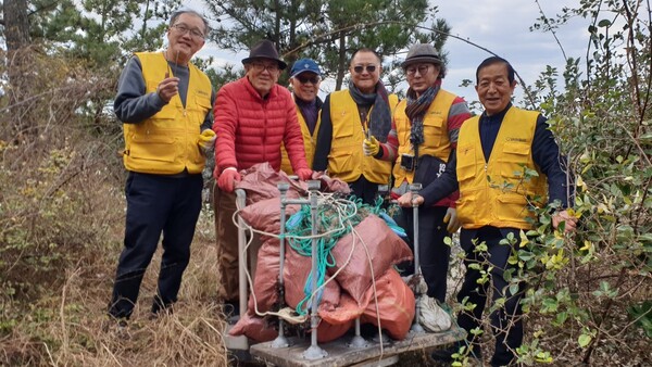해양쓰레기 수거에 앞장쓰고 있는 육광남 한국실버천사봉사단 제주지회장 맨 우측이 육광남 지회장이다